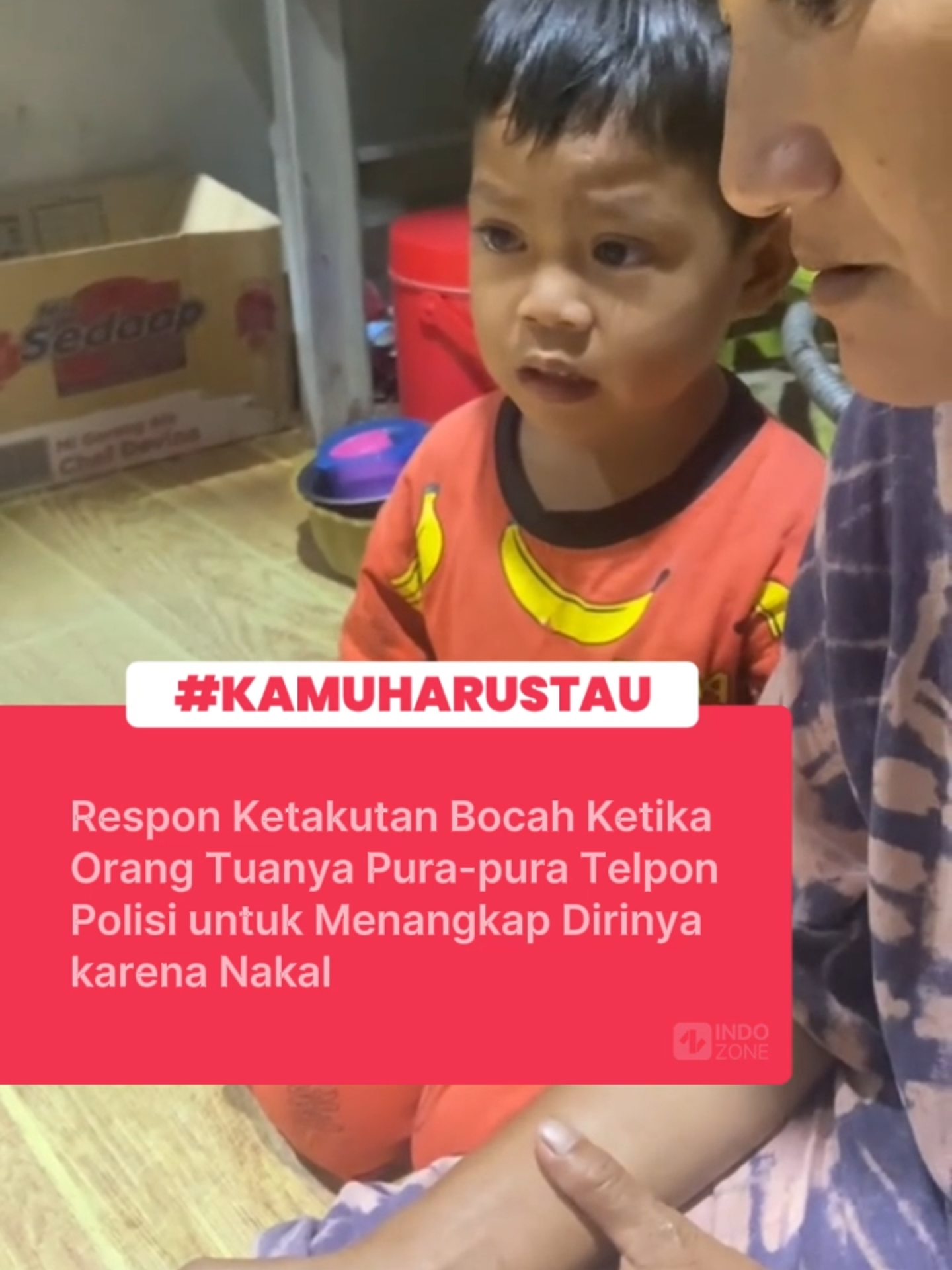 Video orang tua yang berpura-pura menelepon polisi untuk menangkap anak kecilnya yang nakal menjadi viral di media sosial.  Dalam video tersebut, sang anak tampak menangis dan ketakutan, memohon kepada ibunya agar tidak lagi menelepon polisi.  Metode ini menimbulkan berbagai reaksi dari masyarakat. Di satu sisi, beberapa orang mungkin menganggapnya sebagai cara yang efektif untuk memberikan pelajaran kepada anak tentang konsekuensi dari perilaku nakal. Penting untuk memahami bahwa anak-anak masih dalam tahap perkembangan dan mereka perlu diajarkan disiplin dengan cara yang positif dan mendidik. Video: TikTok/vera.novianja7 [Baca berita dan informasi menarik lainnya hanya di www.indozone.id]