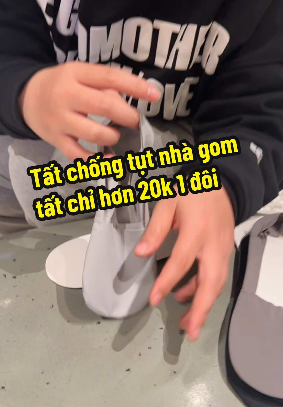 Tất chống tụt nhà gom tất chỉ hơn 20k 1 đôi #tatluoi #tatchongtrontruot #tatchongtut 