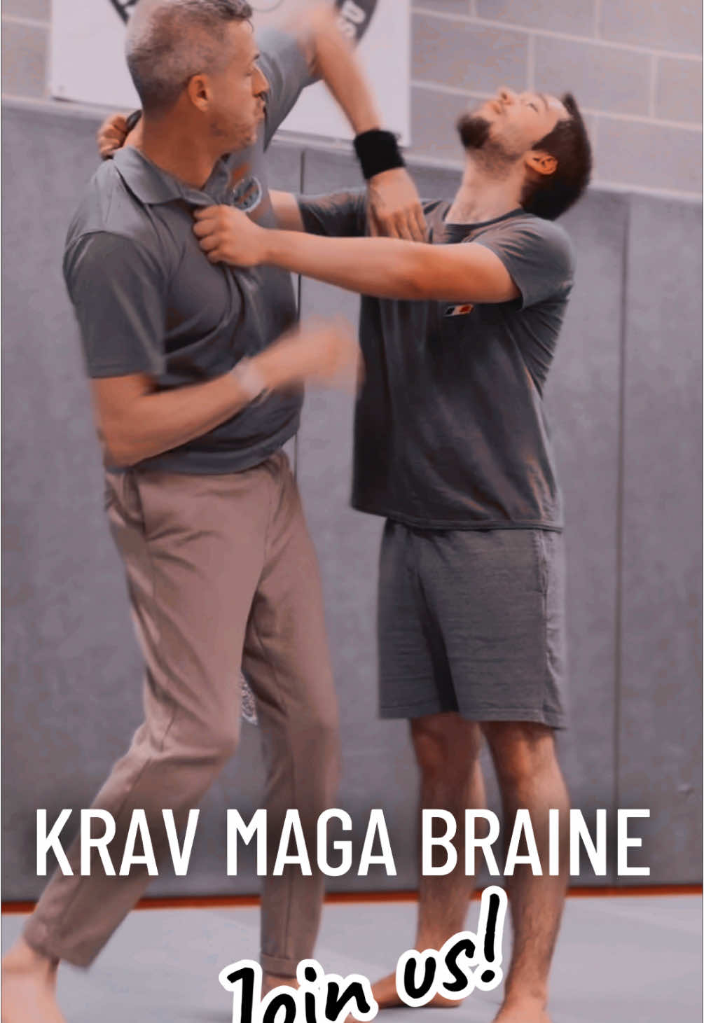 LES COUPS DE COUDE : TA MEILLEURE ARME EN SELF-DÉFENSE ! 💪🥊 Tu sais ce que j’adore dans le Krav Maga ? C’est l’efficacité. Pas besoin d’être un athlète de haut niveau pour te défendre. Et si je te disais qu’il existe un mouvement qui fonctionne à courte distance, limite les risques de blessure, et te permet de frapper dans toutes les directions ? 🚀 👉 Les coups de coude sont l’outil parfait pour se défendre dans une situation de proximité. Que tu sois attaqué de face, sur le côté ou même dans le dos, tu peux riposter rapidement et efficacement. POURQUOI LES COUPS DE COUDE SONT-ILS SI PUISSANTS ? 1️⃣ Ultra efficaces à courte distance : Quand l’attaquant est trop près pour un coup de poing, le coude prend le relais. Il offre une puissance de frappe énorme. 2️⃣ Risque de blessure minimal : Pas de souci pour te casser un doigt ou abîmer ton poignet. Avec un coup de coude, ton corps reste solide et prêt à continuer. 3️⃣ Frappe en 360° : Avec un peu de pratique, tu apprends à enchaîner des coups horizontaux, verticaux, et même vers l’arrière. Un mouvement polyvalent et essentiel pour se sortir de n’importe quelle situation. UN COURS GRATUIT POUR ESSAYER 🆓 Je te propose de venir apprendre cette technique avec moi dans un cadre sécurisé et convivial. Peu importe ton niveau, tu verras que tout le monde peut progresser et se sentir plus confiant. Les coups de coude, c’est simple, direct, et incroyablement efficace. Tu n’as rien à perdre, sauf tes peurs🔥 💡 Inscris-toi dès maintenant et découvre comment ces gestes peuvent faire une différence dans ta vie. "Apprendre à se défendre, c'est s'offrir la liberté de ne pas avoir peur." 📲 Réserve ta place pour un cours d’essai gratuit via DM ! #KravMaga #SelfDefense #CoupsDeCoude #SécuritéPersonnelle #ConfianceEnSoi #KravMagaLife #CoursDeSelfDefense #CombatRapproché #TechniquesDeCombat #DéfenseUrbain #BruxellesKravMaga #KravPourTous #SécuritéUrbaine #ApprendreÀSeProtéger #ForceEtPrécision #DéveloppementPersonnel #KravBeginner #DefendsToi #CoursGratuit #brainelalleud #waterloo #lillois