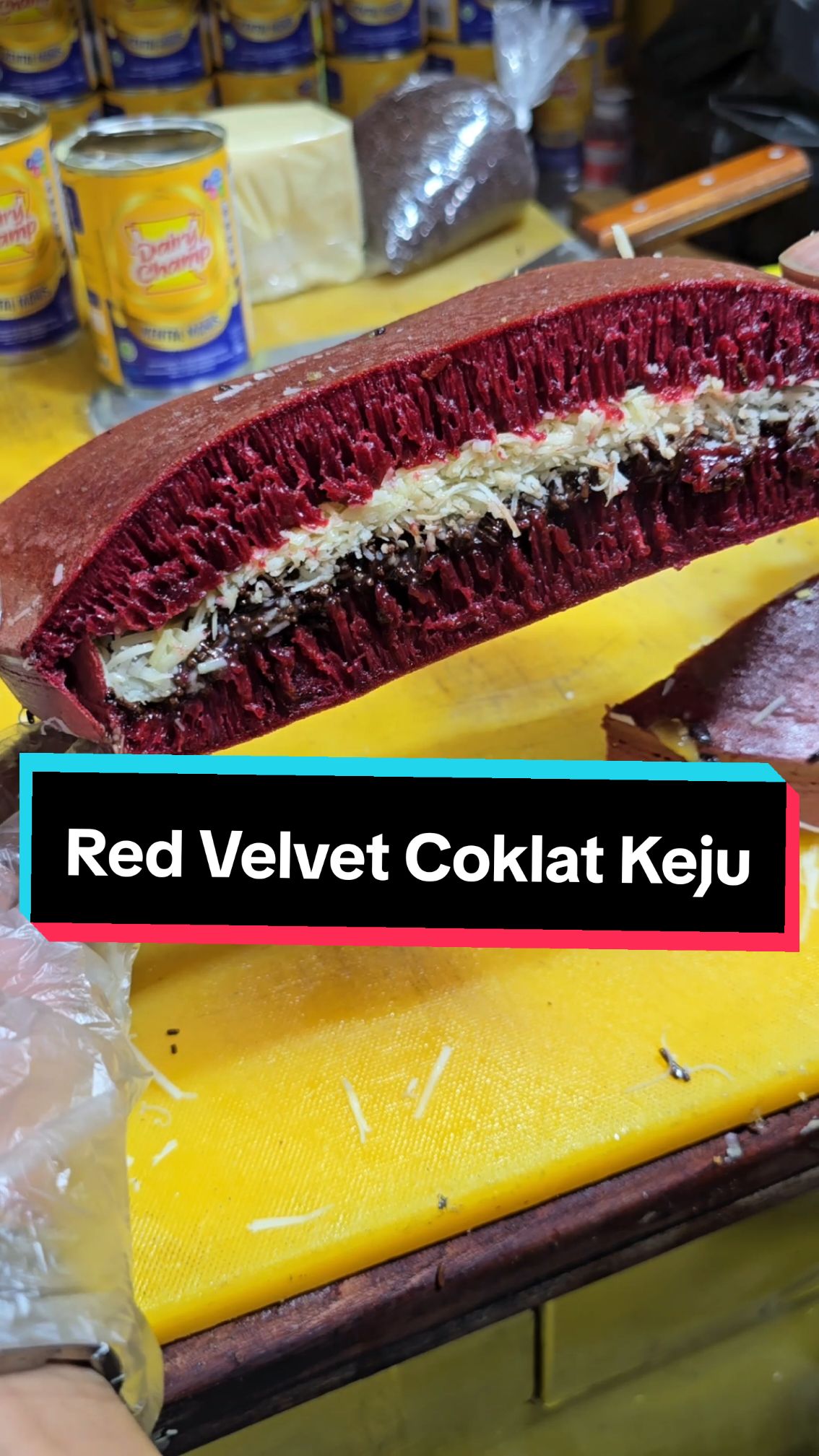 Red Velvet Coklat Keju🤤  #martabak_aamoy #kulinerlimbangan #martabakaamoy #limbangan #limbangan_garut #martabak_limbangan #fyp #supportpemula #kuliner #kudapanmalam #kulinermalam #terangbulan #terangbulanviral