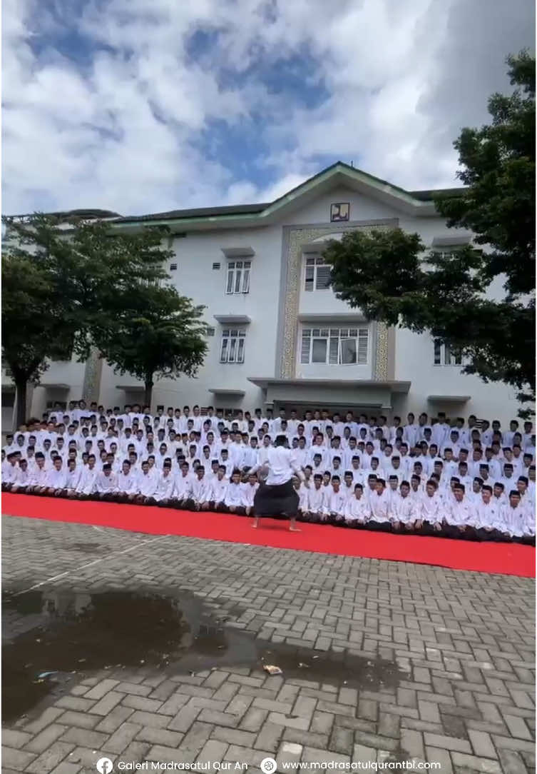 Euforia santri ketika mengikuti sesi foto bersama dalam rangakaian menuju Wisuda Hafidh 2024. Semoga selalu diberi kelancaran hingga hari H Amin…. #fyp #trend #galerimq #wisudahafidh #santripondok #siiuuu #santripondokpesantren 