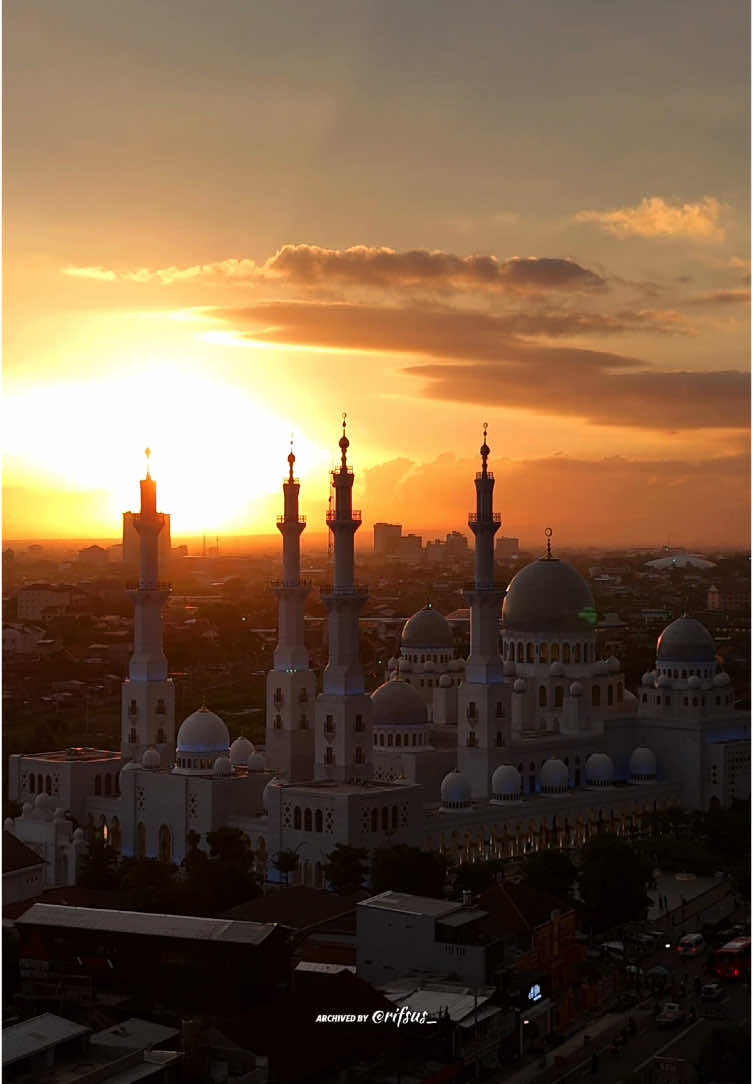 Rabu, 18 Desember 2024 Langit sore menyala di masjid zayed Solo. Ga nyangka dapet momen cerah di tengah2 musim penghujan. Ada yg dapet momen juga? ☝️ #sunset #masjidzayedsolo #kotasolo 