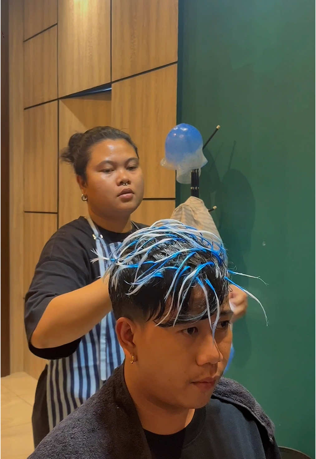 Putih x biru electric 🔥🔥 #haircolor #adutzbarbershop #highlight #pirang #barber #barberbitung #barbertopiabitung 