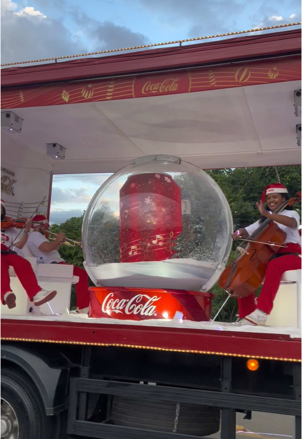 Caravana Natal Coca Cola passando na Itoupava Central em Blumenau SC #natal #caravana #cocacola #blumenau #itoupavacentral