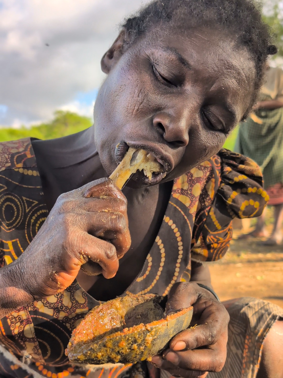 it's beautiful Woman, Enjoy Lovely Meals😋 So delicious food, Amazing tradition lifestyle#bushmen #africa #Culture 