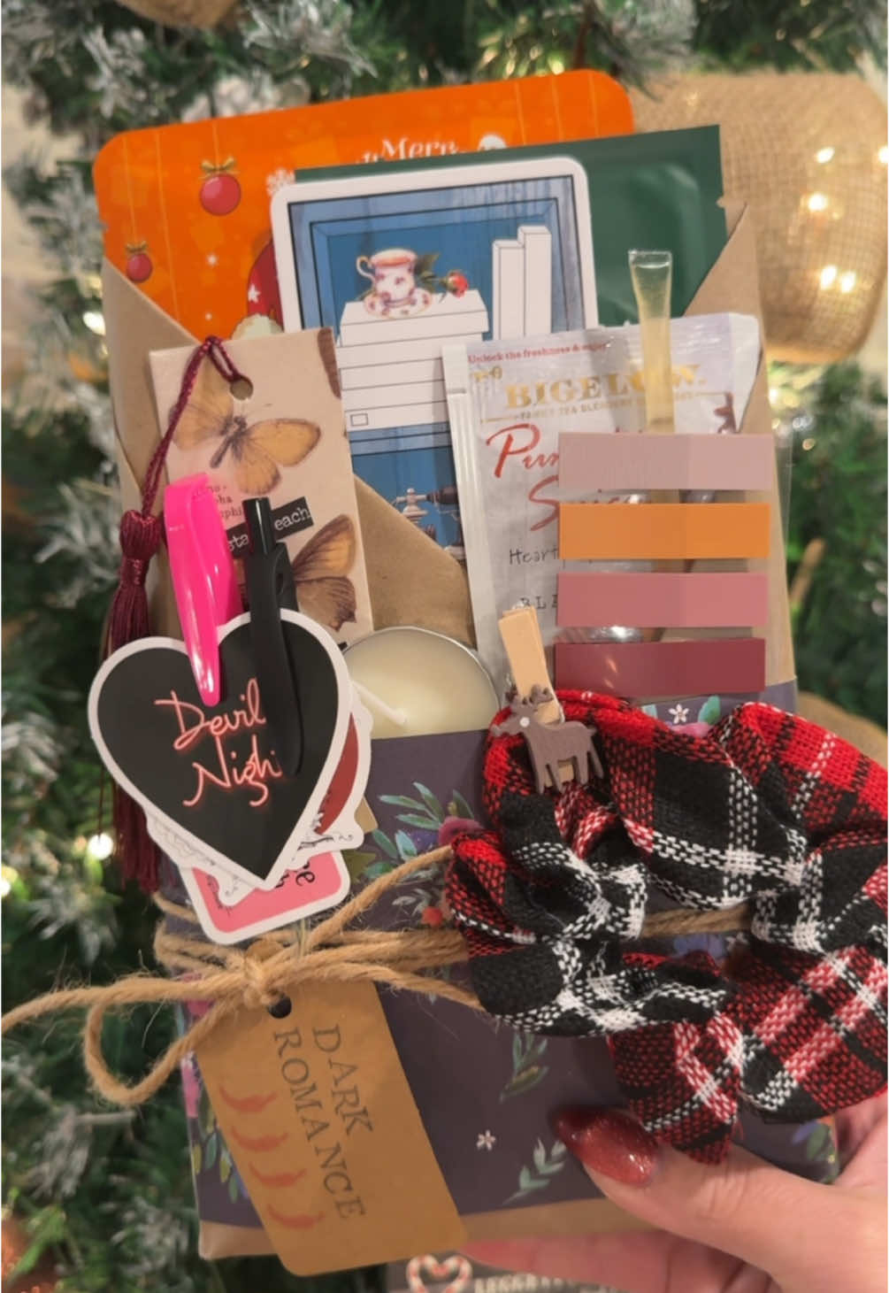 Blind date with a book is the perfect gift! ❤️🧡❤️🧡 All bundles come sith a xmas scrunchie while supplies lasr. I offer many genres to choose from for your blind date with a book: -Christmas cozy (little to no spice) -Dark Romance -Romance (spicy or non spicy) -Thriller  -Fantasy  -Historical Fiction …and more  All books are NEW and rated 3.5 ⭐️ or more on Goodreads and are newer popular titles. Happy Reading!  #bookstore #shopsmall #bookshop #smallshop #blinddatewithabook #BookTok #bookish #booklover #thriller #fantasy #romance #darkromance #historicalfiction #womensupportingwomen #bookgift #gift #christmasgift #bdwab #booktokfyp 