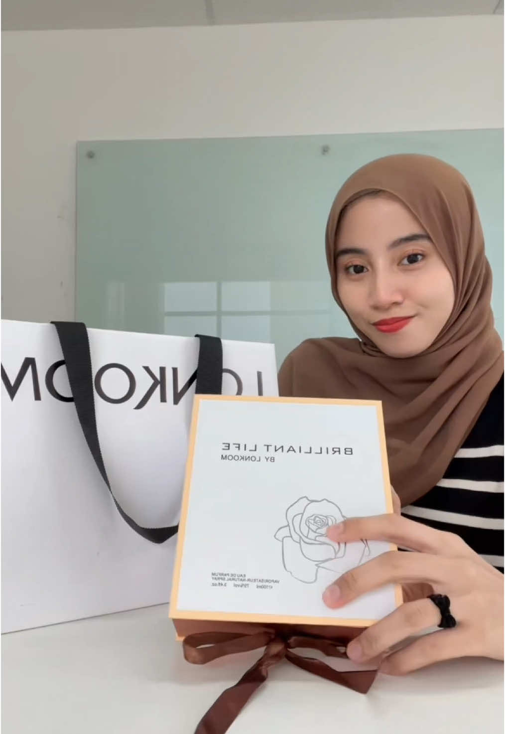 Hallo parfume mewah yang dintunggu untuk banting harga akan aku kasih diskon dan gratong box exlusive nya di live ya😋🥰 #lonkoomindonesia #parfumtahanlama #lonkoomperfume #parfumviral #fyp