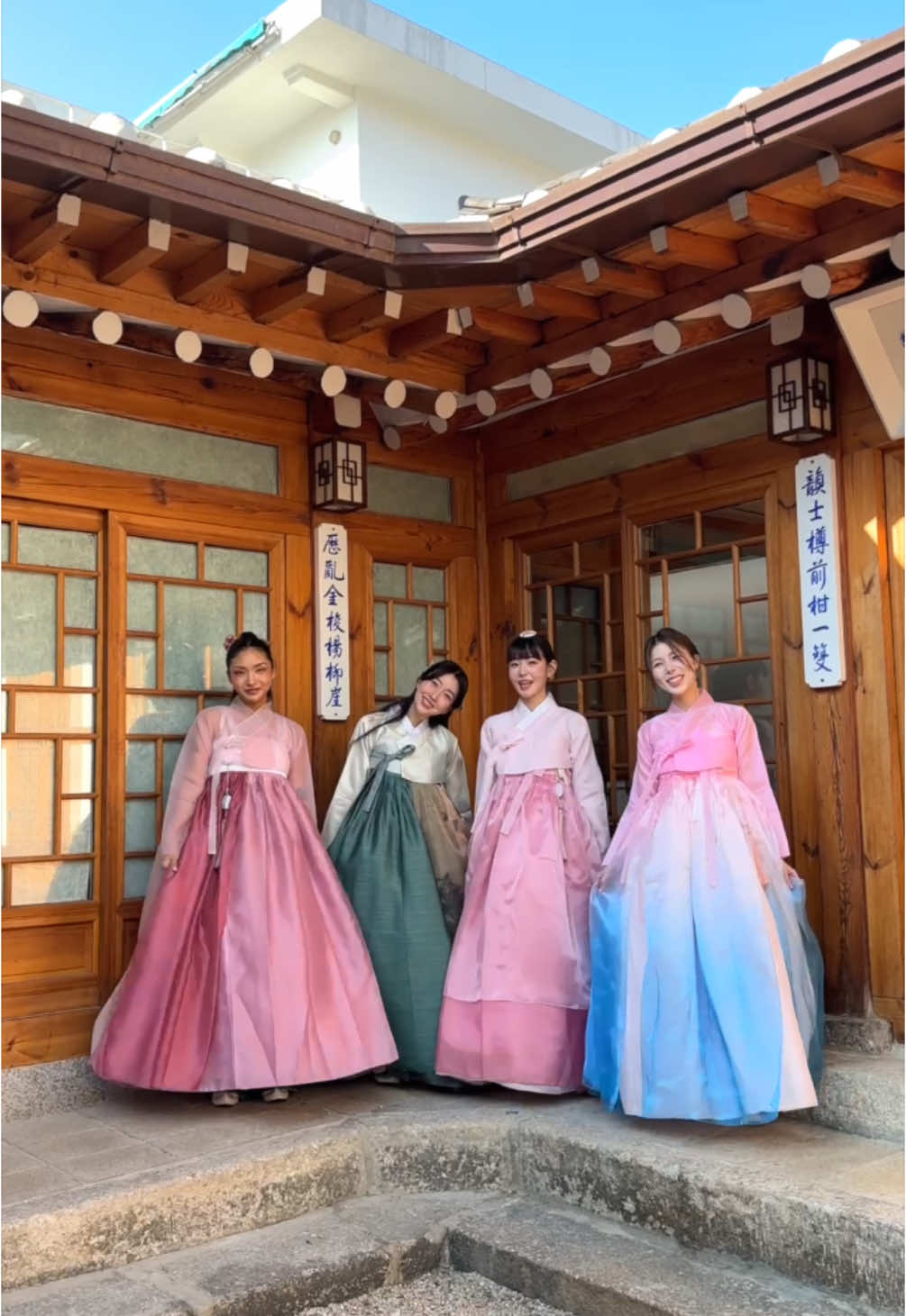 Me and my girls in @MOA HANBOK 모아한복  @유리숍 urishop @젤라 @강나라 