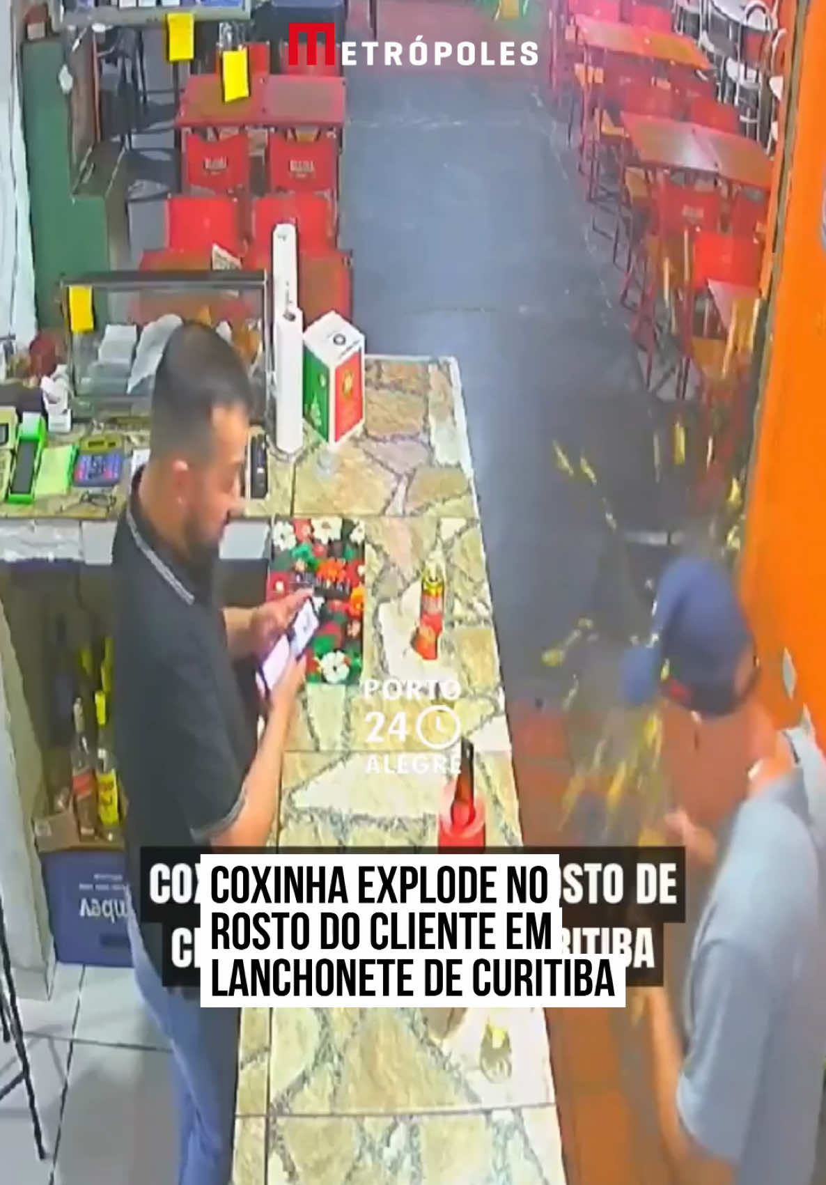 Um homem sofreu #queimadura, na sexta-feira passada (13/12), após comer #coxinha em lanchonete no Bairro Alto, em #Curitiba. Em razão do aquecimento, o salgado explodiu perto do rosto do cliente e o momento foi registrado pelas câmeras de vigilância do local. Segundo o dono do estabelecimento, ele ouviu um barulho de explosão semelhante 