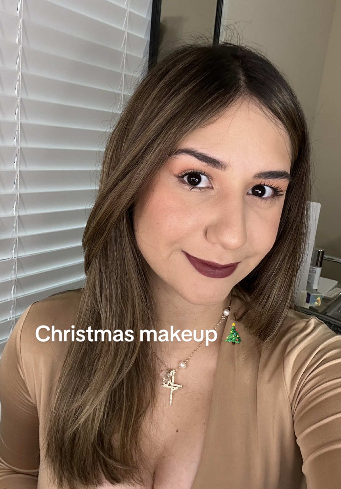 1/5 Christmas makeup 🎄 #makeup #christmas #christmasmakeup #holiday #lip #makeuptutorial #grwm #ugc #contentcreator #beauty #tutorial #makeuptutorial 