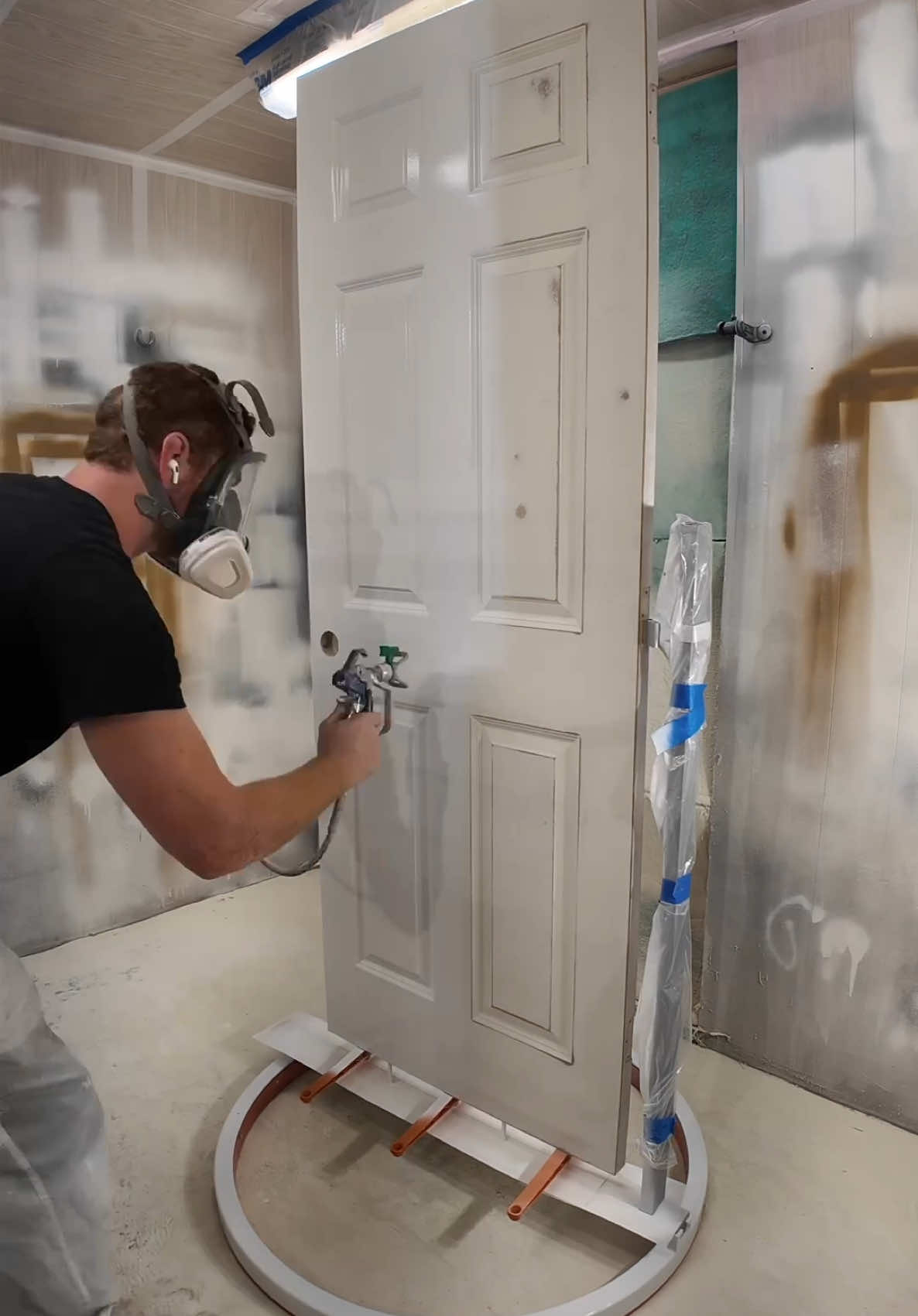 Painting interior doors efficiently! * Zigzagging doors in a home to be able to spray them is always a good method and very productive but if you don’t have the space for that this is a way to spray multiple doors in smaller spaces 🤘 * Also the door stands alone are super helpful (the orange legs on each door) 🙌 * Product: PaintLine interior door spray and dry system * Sprayer: Graco GX19 with a 308fflp tip * Primer: centurion 1111 as a 1k * #moosepaintingnh #moosemethod #painting #tools #toolsofthetrade #interiorpainting #spraypaint #pro #DIY #contractor #dowhatyoulove #beforeandafter #process #educate #voiceover