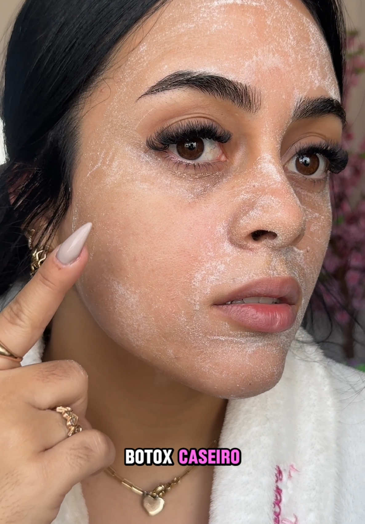 RESULTADO IMPRESSIONANTE! 😱 Essa receita faz uma micro esfoliação na pele, deixando ela super lisinha e “esticadinha”.  Dica do queridíssimo @renatosilveirareis  #skincare #pele #dicas #viral 