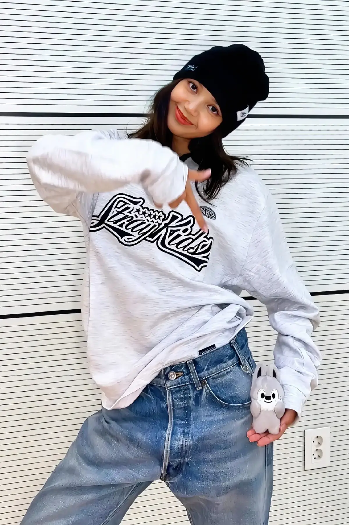 Lisa is wearing a Stray Kids' hoodie, a skz cap, and a wolfchan keyring, that's so cute! 🥰🤍 @lalalalisa_m @Stray Kids #LISA #LALISA #LLOUD #STRAYKIDS