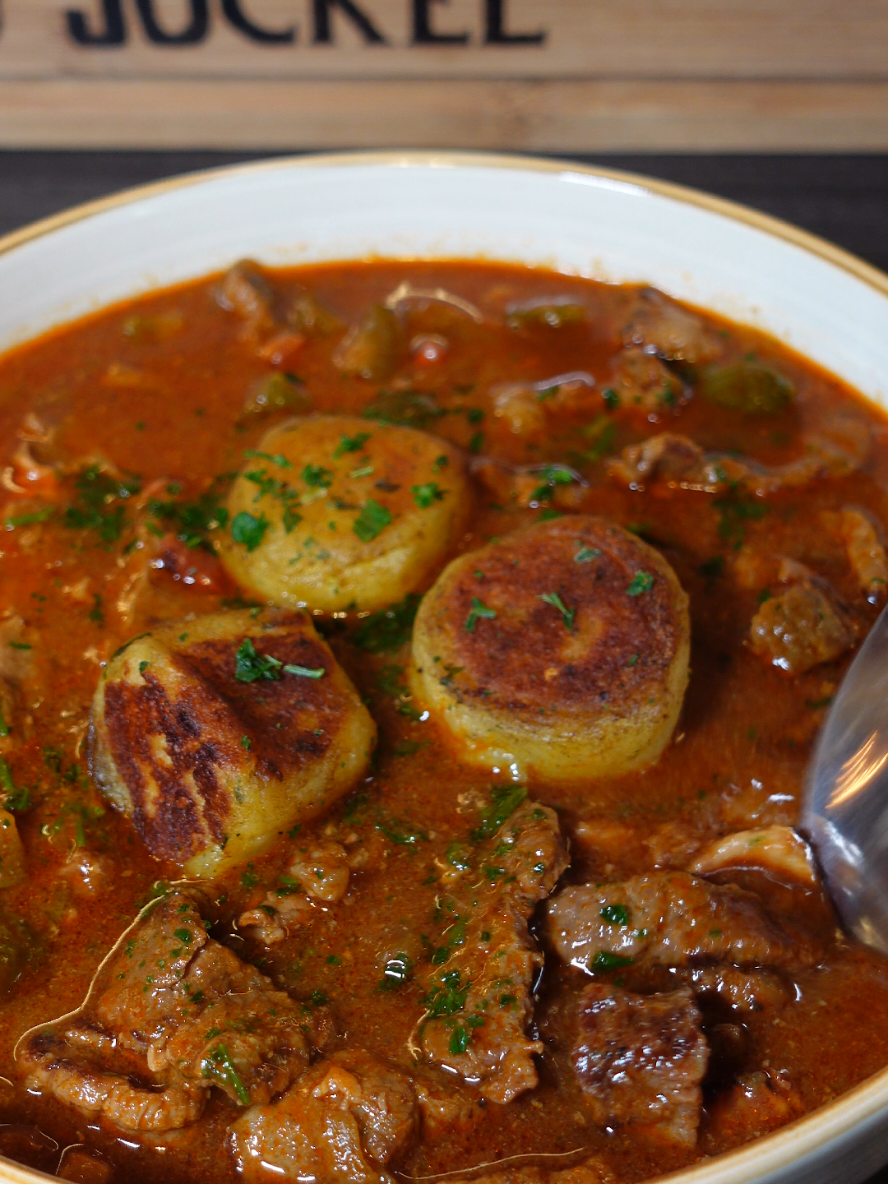 köstlich deftige Rouladen-Suppe mit gebratenen Mini-Kräuter-Klößchen Zutatenübersicht: Für die Rouladensuppe: 1kg Rinder-Rouladen 250g Bacon 250g Gewürzgurken 3 Zwiebeln 1,2 Liter Rinderfond 3 EL Senf 3 EL Tomatenmark 4 EL Gewürzgurkenwasser etwas Butterschmalz Salz und Pfeffer Für die Mini-Kräuter-Klößchen 750g Kloßteig 1 Ei 2 EL Mehl etwas Muskat ein paar gehackt Kräuter (nach Geschmack) etwas Butter Salz und Pfeffer #suppe #rouladen #einfacherezepte #rezeptideen #mittagessen #abendessen #jockel #kochen #weihnachtsrezepte #weihnachtszeit #rouladensuppe 