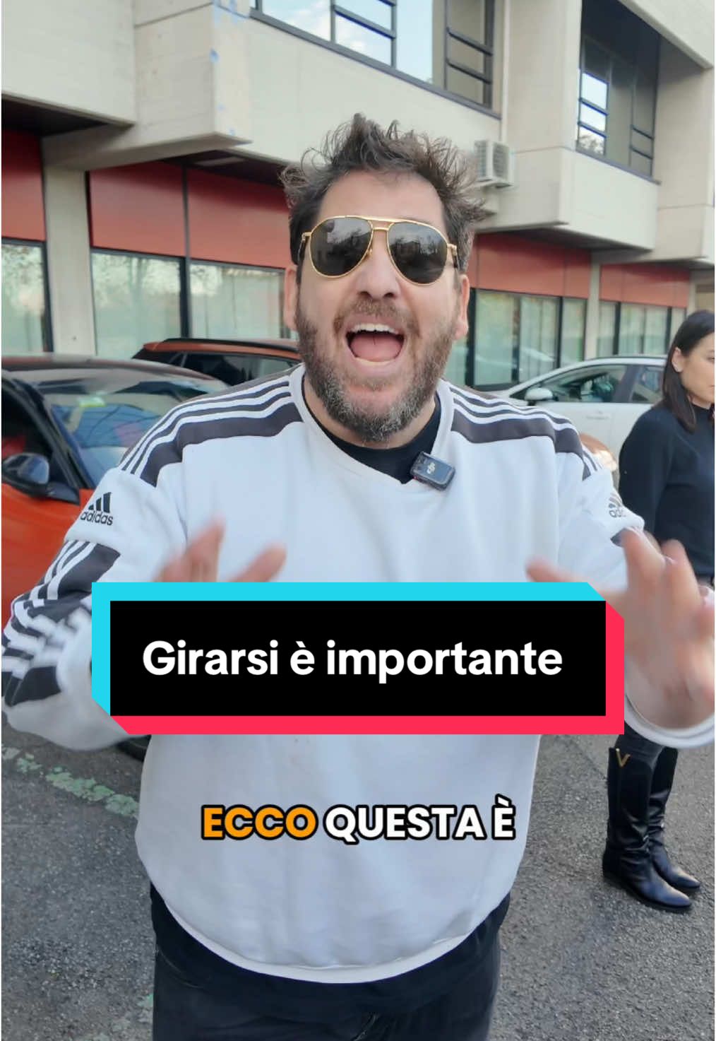 Quando fai retromarcia, gli specchietti non bastano! 🪞🚗 Girarsi indietro è fondamentale per vedere chiaramente l’area dietro il veicolo e prevenire incidenti. In questo video ti mostro il perché è così importante e come farlo nel modo giusto. La sicurezza prima di tutto!  👉Sei pronto a migliorare la tua guida? Scrivimi nei commenti se hai dubbi o curiosità! 🛑 #guidasicura #retromarcia #patentefacile #consiglidiguida #patente #auto #sicurezzastradale #patenteb #quizpatenteufficiale #neith #utilimabrevi