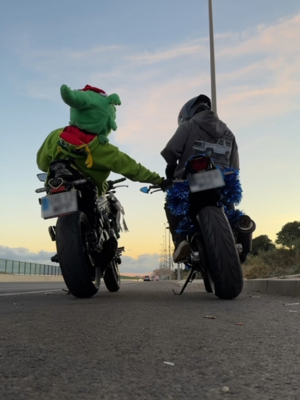 Panas 🤝 #almeria #spain #biketok #bikersoftiktok #dragonbiker #helmetcover #z650 #fightingbikers #funnyriders #yamaha #mt07 07