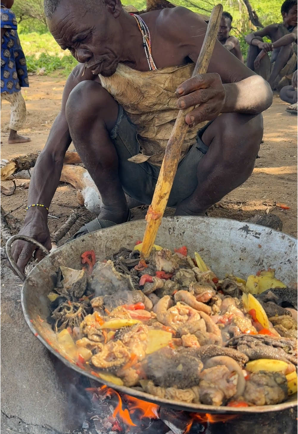 Hadzabe bushman cooking his Lunch middle of Jungle 😄😮😋#hadzabetribe #africastories #villagelife #FoodLover #foodtiktok #usa🇺🇸 