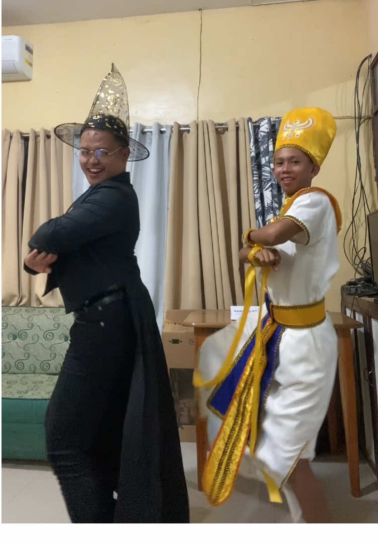 The wicked meets the Prince of Egypt🧙👑 #cosplaying #dancewithsirkelvin #teachersoftiktok #fypシ゚ 