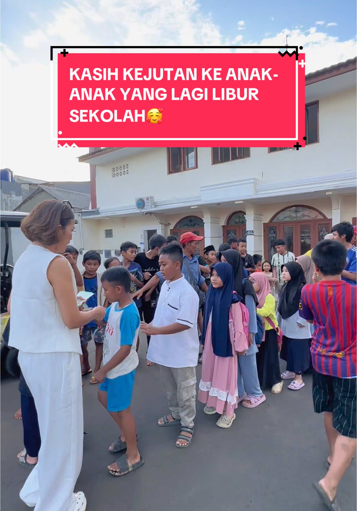 anak-anak di kasih uang jajan juga udah pada seneng banget ya, ini pada liburan sekolah rame bgt pada main di depan butik bellacus🥰  #fyp #gift #kejutan #ownerbellacus #dailyowner