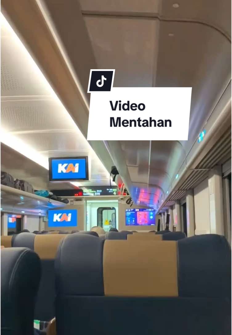 Mentahan lg nih, edisi pergantian menuju ke nightmode 😁 . Ada yang sering nungguin momen ini juga ? . #kai121 #keretaapikita #keretaapi #keretaapiindonesia #railfans #railfansindonesia #lodaya #eksekutif #eksekutifnewgeneration #bandung #solobalapan #shotoniphone #fyp #foryourpage #fypシ #fypシ゚viral  @KAI121 @Kereta Api Kita 