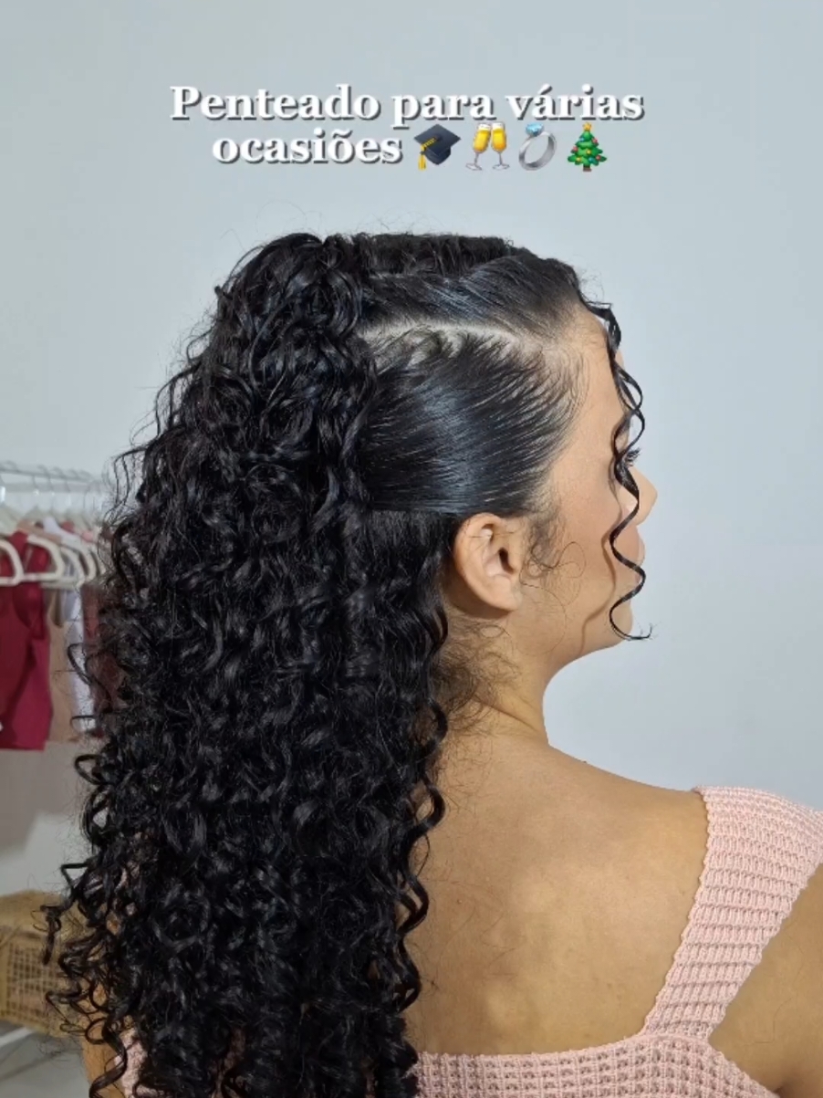 penteados para cabelo cacheado [ batizado, formatura, casamento, ano novo, Natal....] 💖🥂✨️ . . #christmashair #formanda #cabelocacheado #cacheada #penteado #penteadoformanda #penteadocacheado #curlyhairstyles #curlyhair #hairstyle 