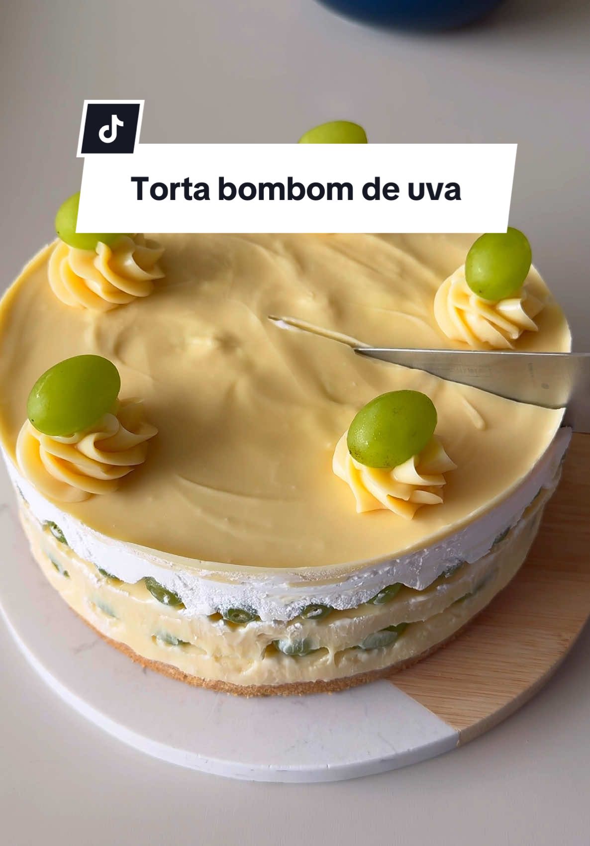 Torta bombom de uva  Umas das melhores sobremesas que já fiz, sério, VOCÊS PRECISAM FAZER! Já salvaaa!  Ingredientes base:  200 gramas de biscoito maisena triturado  120 gramas de manteiga sem sal derretida  Junte os dois e coloque no fundo de uma forma de 20 cm de diâmetro e com fundo removível. Asse se quiser, eu não assei!  Ingredientes recheio:  2 latas de leite condensado  1 xícara de leite em pó  2 caixinhas de creme de leite  1 colher de sopa de manteiga sem sal  Misture tudo em fogo médio até chegar em ponto de brigadeiro mais firme. Espere esfriar!  Higienize 600 gramas de uvas verdes sem semente.  Bata 200 mls de chantilly gelado na batedeira até ficar em ponto firme.  Derreta 150 gramas de chocolate branco e reserve.  Agora é só fazer a montagem do jeito que mostro no vídeo, lembrando que o brigadeiro deve estar frio!  Leve pra geladeira por pelo menos 6 horas e finalize com mais brigadeiro e uvas!  Aproveite! Fica sensacional 🤭😮‍💨🥰 #torta #uva #receita #ceia #confeitaria #natal #sobremesa #cozinha #brigadeiro #chocolate   