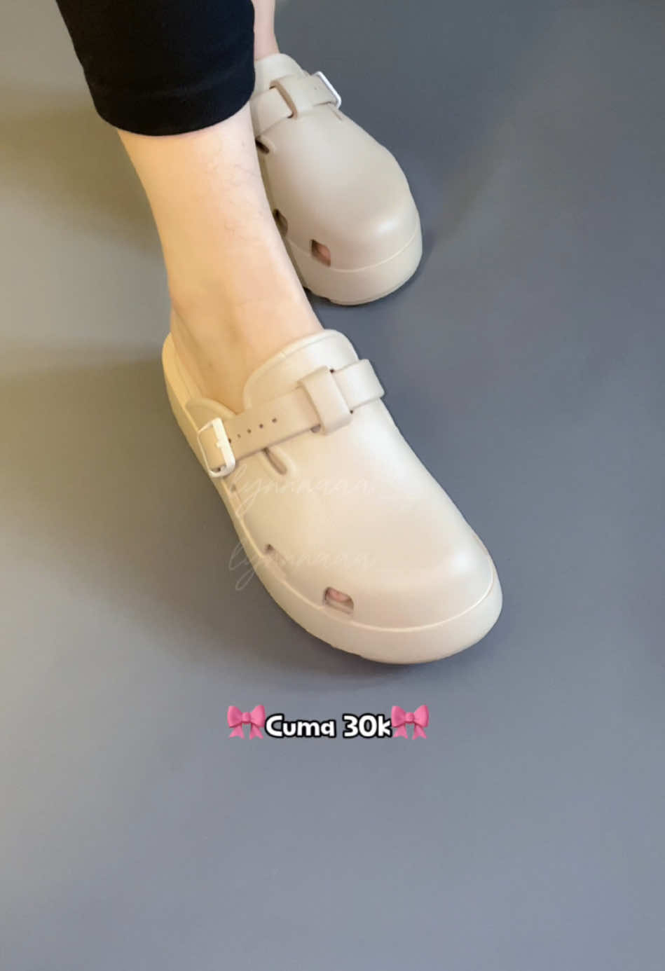 Rekomendasi sandal daily yang nyaman di pakai, ringan empuk, harga murah cuma 30ribuan😍 #sandalwanita #sepatu #trending #fashiontiktok #videoviraltiktok #sandalaesthetic #sandalcantik #rekomendasi #sandalcantik #fashion #OOTD #videoviral #sepatuwanita 