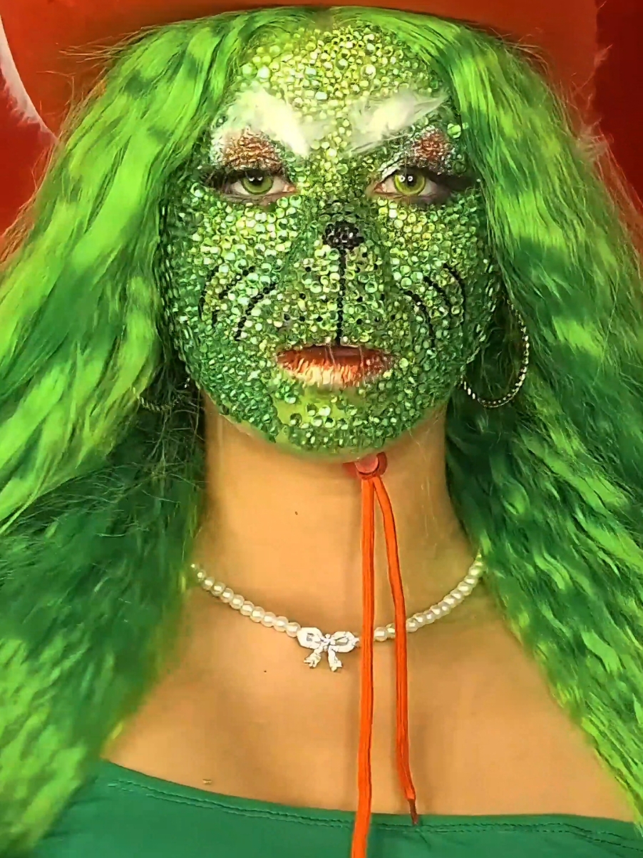 Respuesta a @fertinocoxxii #lashapu #makeup #grinch #verde 