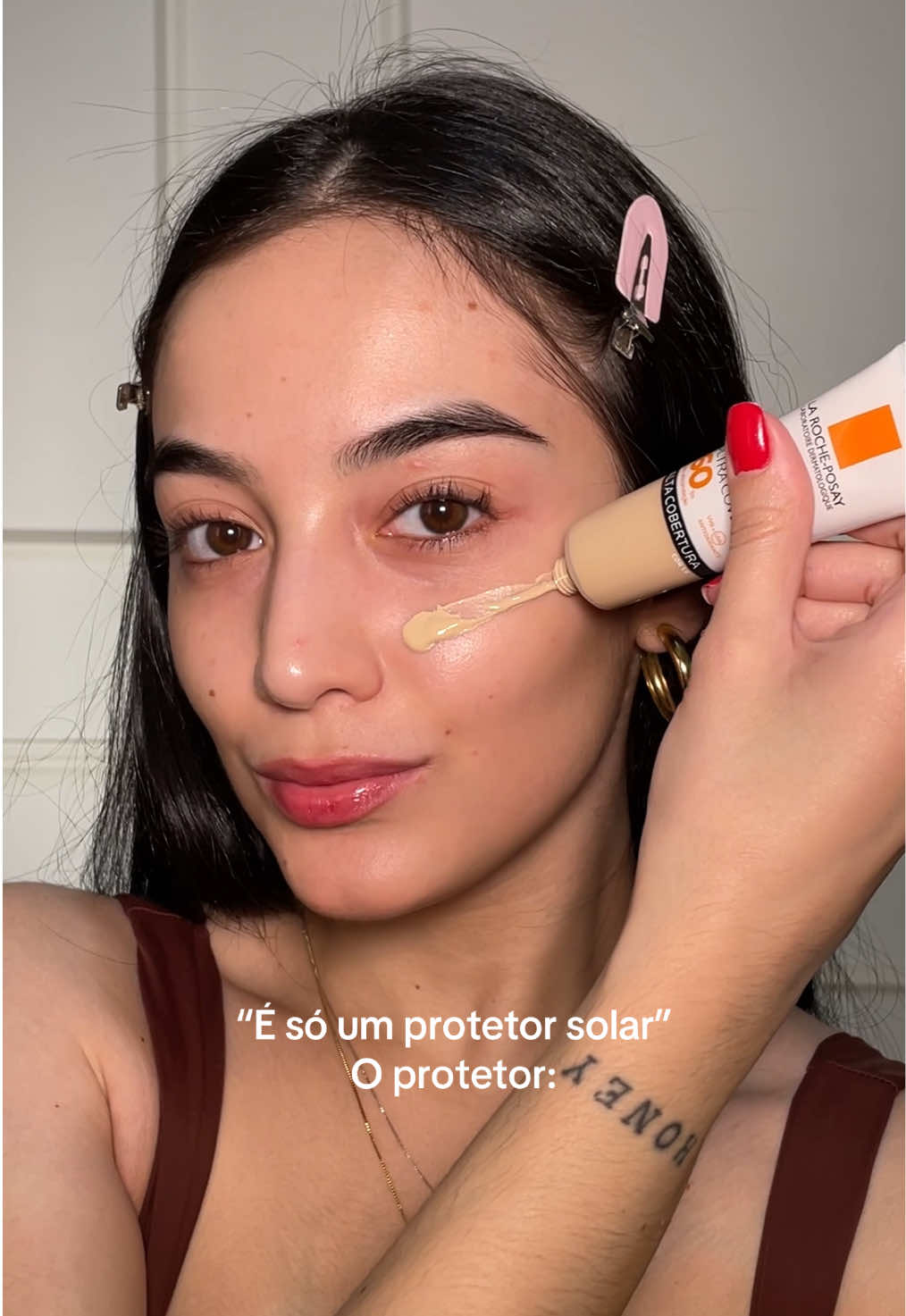 O Anthelios Ultra Cover da @La Roche-Posay é realmente TUDO ISSO SIM! Sigo impressionada com a cobertura e acabamento desse protetor solar 🧡✨ #maquiagem #skincare #protetorsolar #antheliosultracover #larocheposay #dicasdebeleza #verao #makeup 