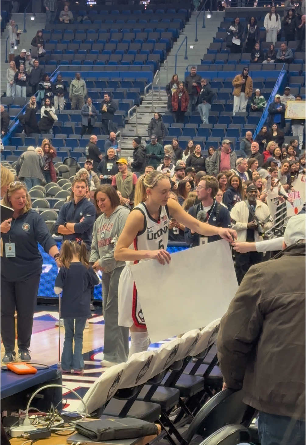 The screaming haha #uconnwbb #wbb #paigebueckers 