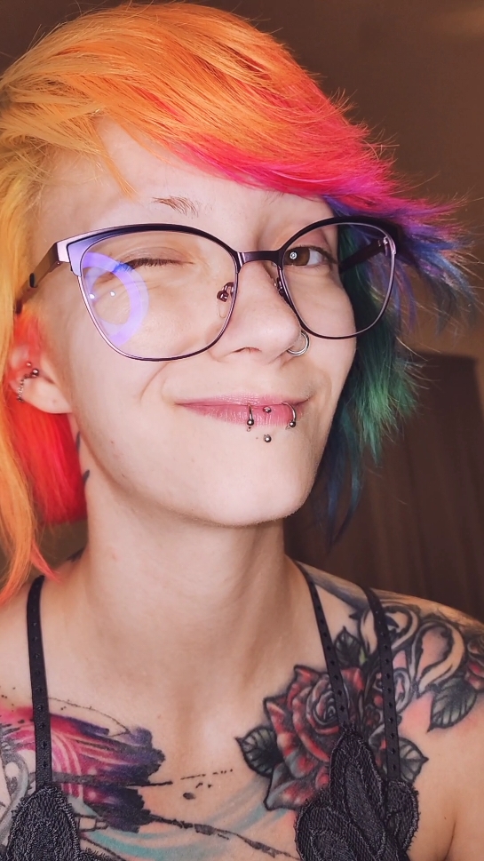 Guess I should post these before tiktoks gone 🥺.  (I have braces now... shhhh 🤫) #blblbl #tonguesplit #tonguetricks #bodymod #drafts 