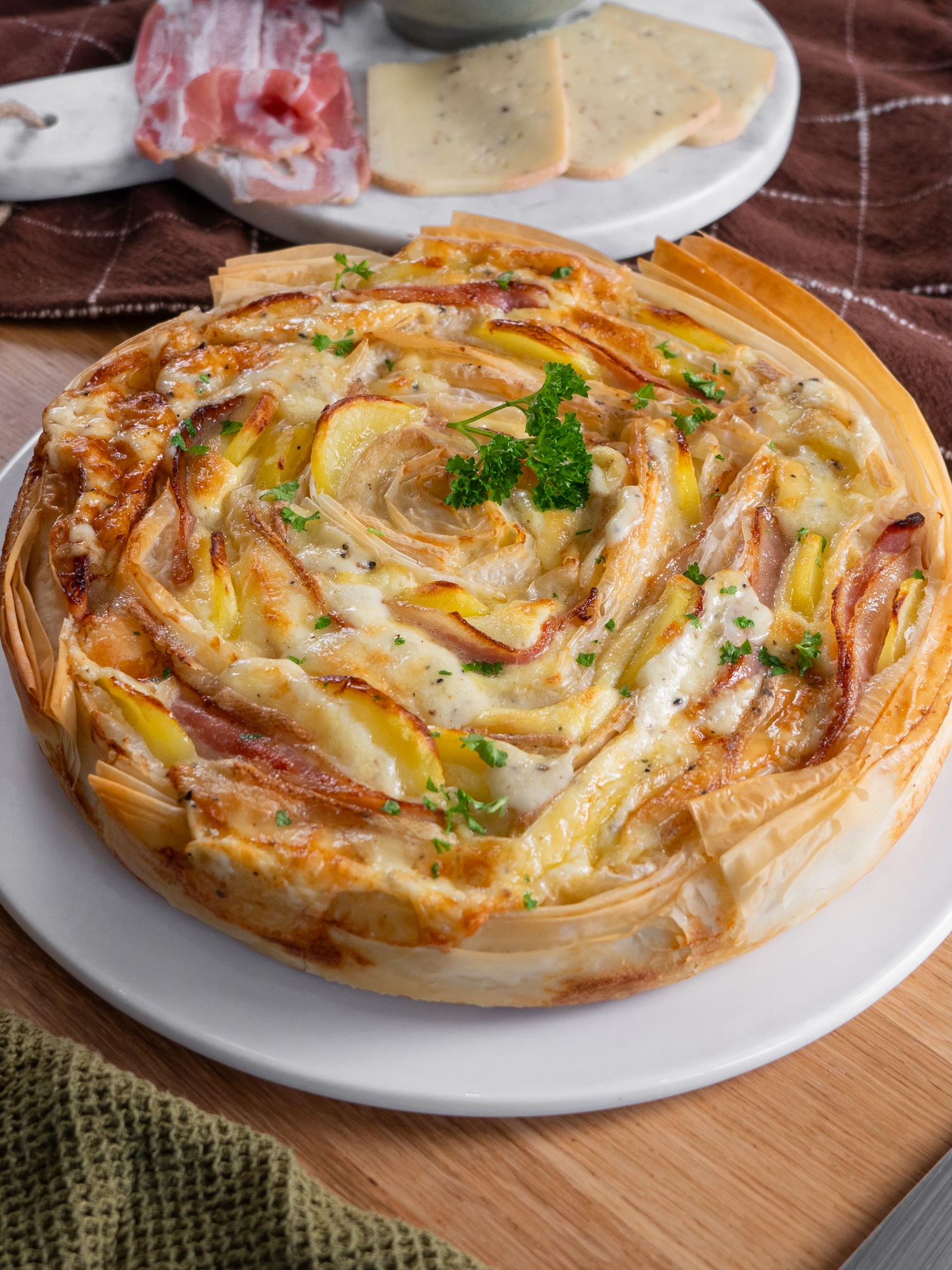 RECETTE TARTE TOURBILLON À LA RACLETTE 😍 Pour 6 personnes Ingrédients : - 250 g de feuilles filo - 150 g de fromage à raclette - 8 tranches de poitrine fumée - 4 pommes de terre cuites - 4 œufs - 20 cl de crème liquide - 1 pincée de poivre - 1 pincée de noix de muscade - 3 brins de persil CUISSON : 35 à 45 minutes à 180°C 🔥 #tartetourbillon #raclette #tarte #recettefacileetrapide #tiktokfood