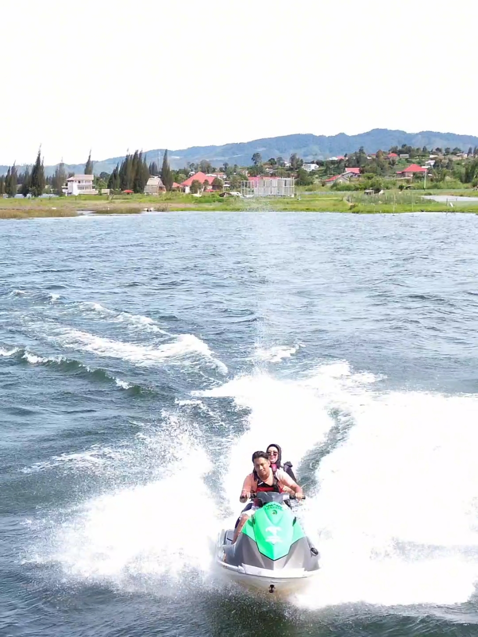 kaoan rencana mau main jetski ke alahanpanjang nih 😃 ? jetski @Lakeside Alahan Panjang    jadikan liburan anda lebih berkesan, paket layanan tour guide alahan panjang,info penginapan.villa, homestay, camp & cabin.sewa paddle & jetski. .dokumentasi video liburan drone.foto miroles. 082311523660 #alahanpanjang #fyp #jetskialahanpanjang #viral 