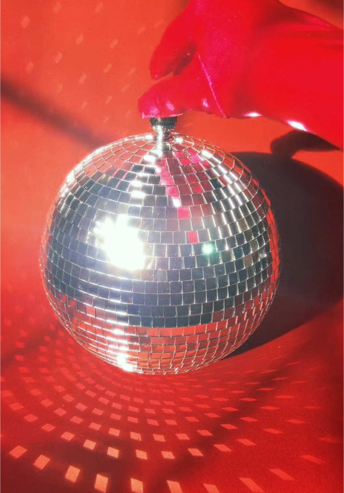Limited edition disco ball bundle ft an ice bucket filled with little pieces of disco ball art! (Not pictured: 🪩 keychain) #discoballs #giftideas 