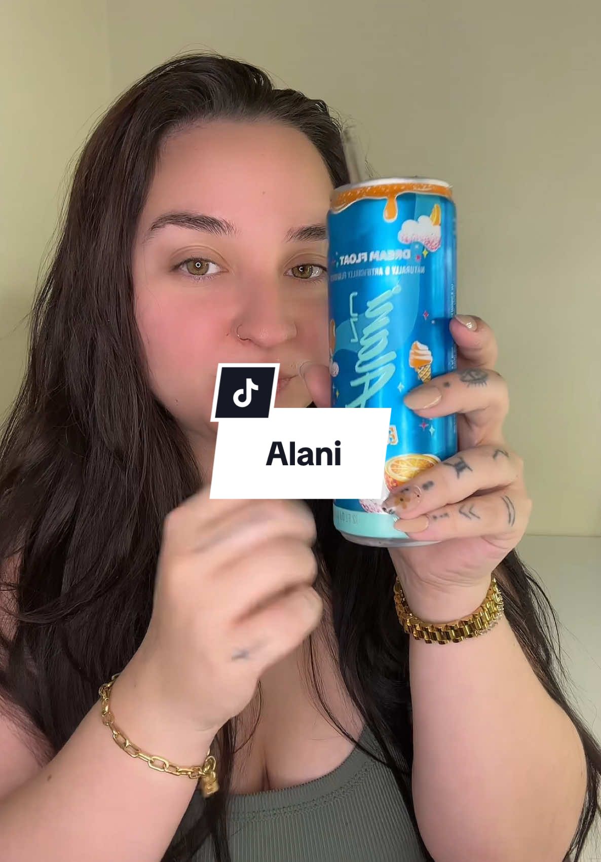 Lets try an @Alani Nutrition ! This is my first time trying the dreamfloat and omg im obsessed i will for sure need to stock up on these 🤩 #alaninu #alaninutrition #energydrink #caffeineaddiction #caffeine 