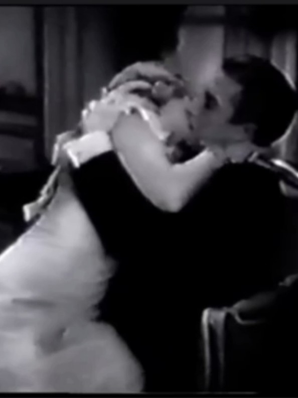 Le Voleur (1933) #kissing #french #girl #hot #moviescene 