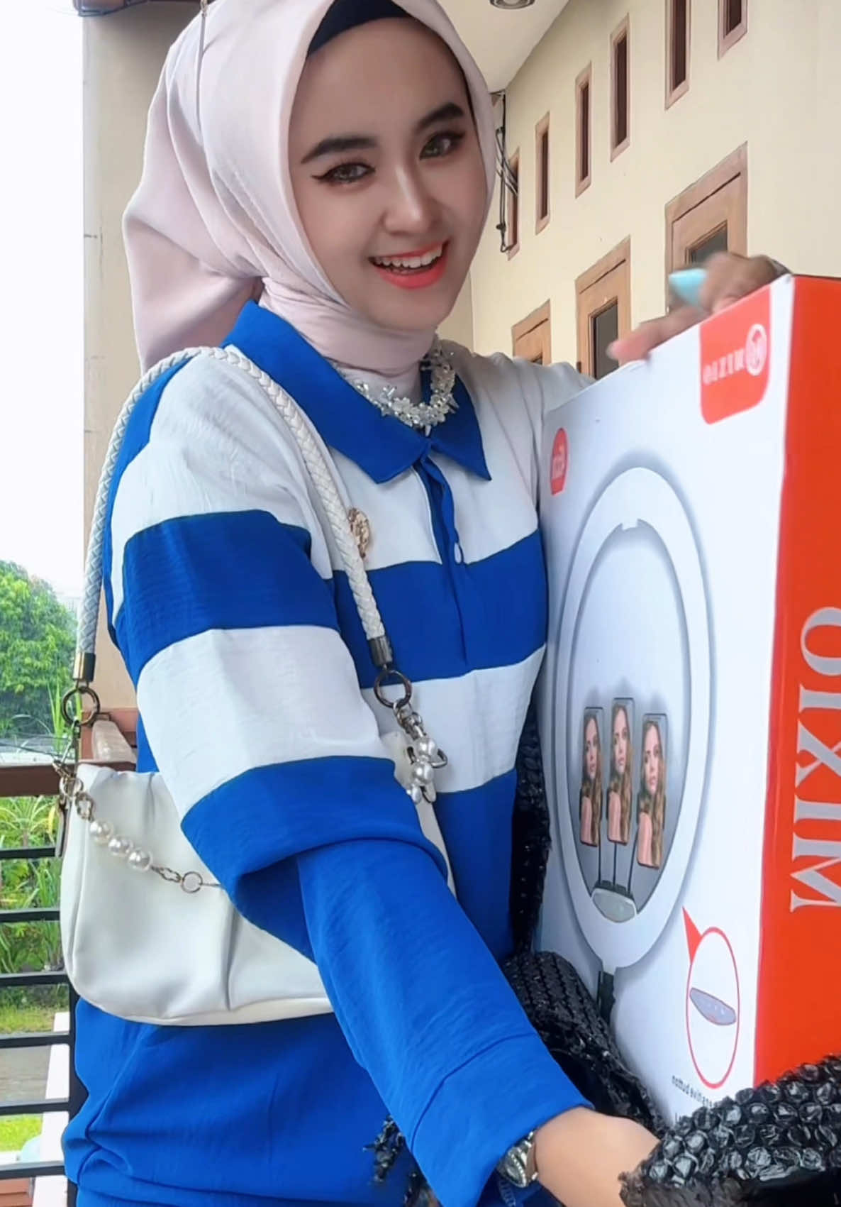 Unboxing Part 1 🔥 Ringlight Mixio 45cm 🥳 .. Konten creator wajib punya ini bner” bagus & keren banget 😎 .. Ayokk smaan sma aku !! 📸 .. #fypシ #outfitideas #OOTD #viraltiktok #unboxing #mixio 