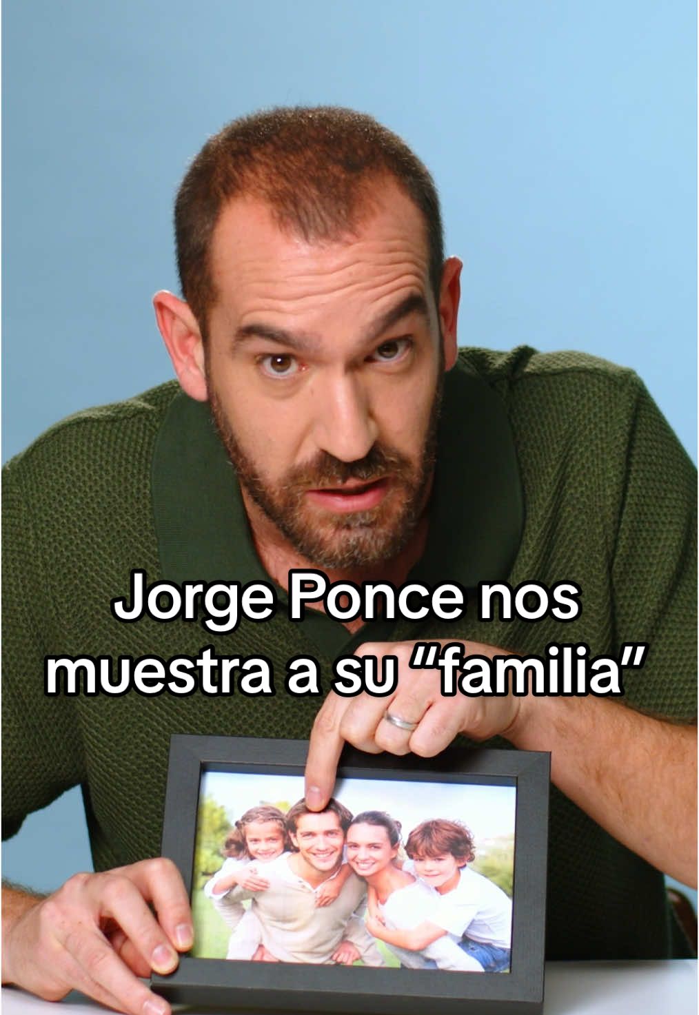 Vamos a hacer un ejercicio colectivo y a fingir que esta es la familia de Jorge Ponce, a quienes el cómico siempre lleva con él 💕 #JorgePonce 