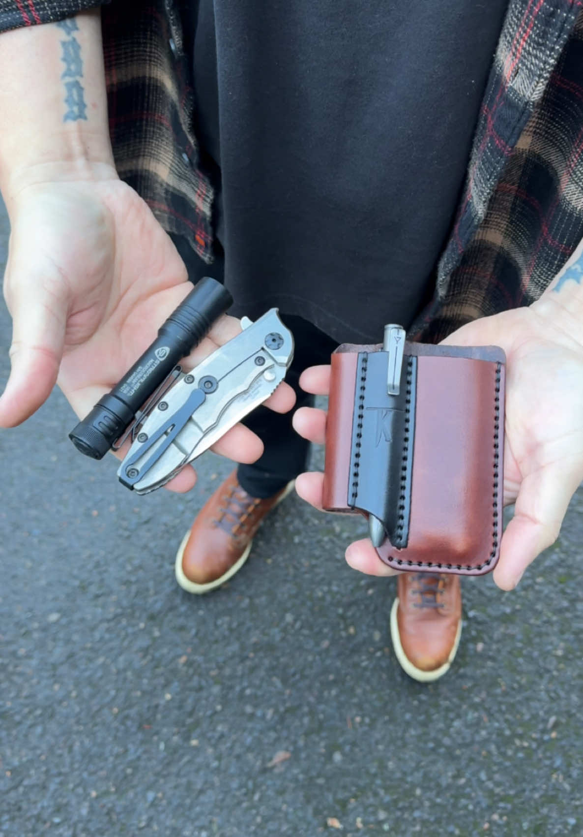 Big tools deserve a solid carry! Shop handmade goods at www.taleofknives.com  Everyday carry tool belt organizers for multitools, flashlights and more! #SmallBusiness Artisan crafted on the west coast in the #pnw Oregon! #toolsofthetrade #shopsmall #belts #boots #multitool #pen #flashlights #boxingday #prime #ttshop #smallbusinesscheck  #americanmuscle #locallymade