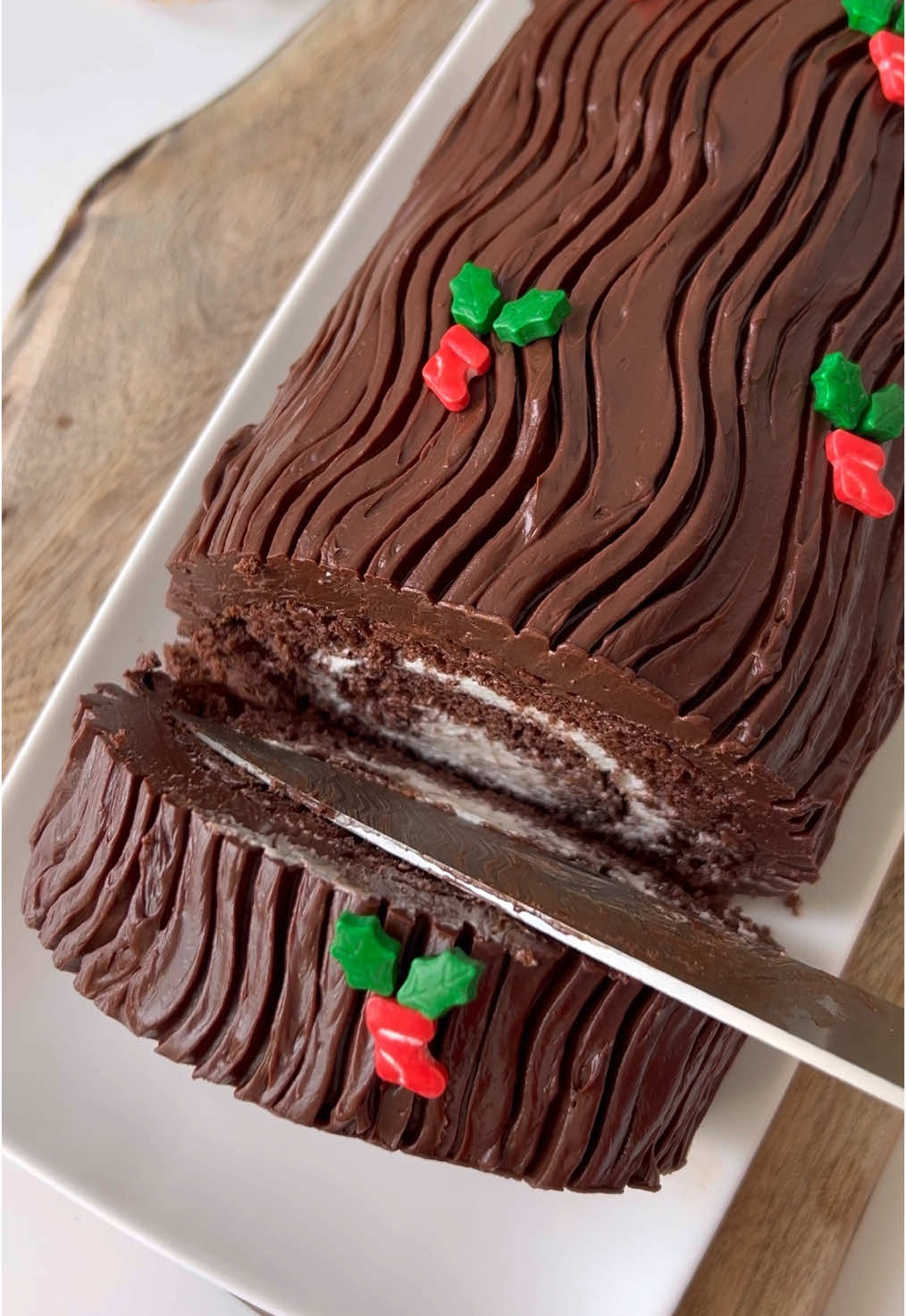 Bûche traditionnelle de Noël 🎅🏻 Génoise : 3 œufs •130g de farine •130g de sucre •25g de cacao sans sucre •1/2 sachet de levure chimique  1/ Préchauffer le four à 180°. Dans un récipient, fouettez avec un batteur électrique, les œufs entiers et le sucre. Le mélange doit tripler de volume et blanchir.  2/ Tamisez la farine la levure,  le cacao. Mélangez délicatement en soulevant la préparation. 3/ Versez la préparation sur une plaque à génoise en silicone bien huilée. Enfournez 12 minutes à 180°.  4/ directement à la sortie du four, roulez la génoise dans un torchon humide pour la laisser refroidir.  Crème chantilly: •140g de crème liquide entière •125g de mascarpone •25g de sucre glace.  1/ Dans un bol bien froid, fouettez tous les ingrédients afin d’obtenir une chantilly ferme et onctueuse.  2/ Étalez la chantilly sur la génoise au cacao froide.  Ganache au chocolat : •250g de chocolat noir •250ml de crème liquide entière  1/ Faites bouillir la crème puis versez la sur le chocolat. Attendez une minute et mélangez jusqu’à ce que le chocolat soit bien fondu puis ajoutez le beurre.  2/ Mixez au mixeur plongeant afin d’avoir une ganache sans morceau et fluide.  3/ Laissez la ganache refroidir à température ambiante jusqu’à ce qu’elle est la texture d’une pâte à tartiner pour pouvoir recouvrir la bûche. #dessert #recette #noel #buchedenoel #pourtoi #bucheauchocolat #recettefacile #cuisine #desserttiktok #ideerecette 