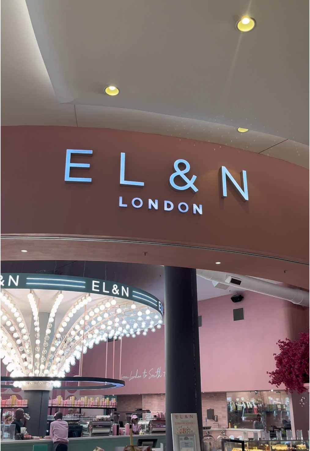 Heres a MUST try resturant located in #midrand, at Mall of Africa. This all pink resturant might just be the perfect place to try this festive season for you and your girls. If your in too pretty #mocktails & #goodfood then this is definitely the place for you.  #elnnlondon #mallofafrica #resturantstotryinjohannesburg #jhbfoodie #resturantsinmidrand #midrandrestaurant #midrandtiktok #thingstodojoburg #SAMA28 