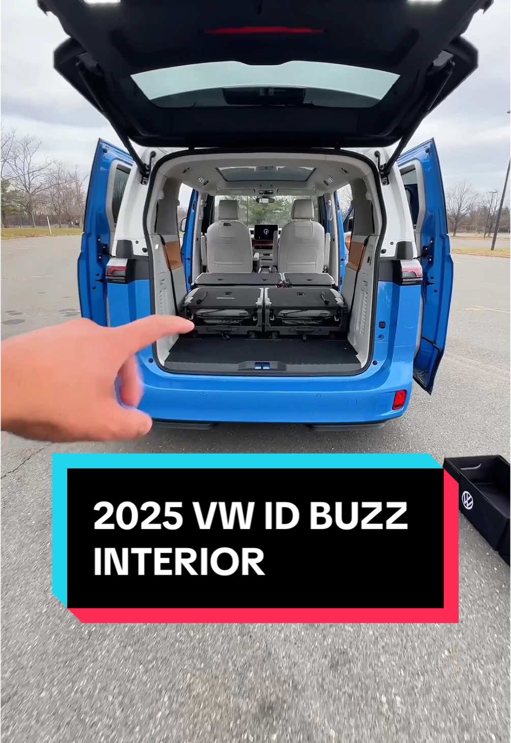 The 2025 VW ID Buzz interior is very customizable #vw #volkswagen #vanlife #vwbus #vwidbuzz #cartok #carsoftiktok 
