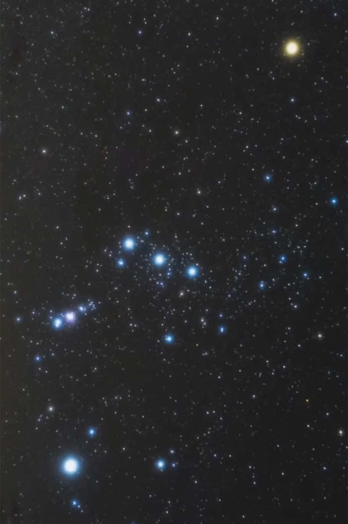 Vous voyez ces trois étoiles ici ? Ce sont les Trois Mages, dans la ceinture d’Orion. Savez-vous qu'elles sont bien plus grandes que le Soleil ? Toujours alignées les unes avec les autres, leurs noms sont Alnitak, Alnilam et Mintaka. Bien qu’elles paraissent proches dans le ciel, leurs distances varient beaucoup. Alnitak et Mintaka, aux extrémités, sont à environ 800 années-lumière de nous, tandis qu’Alnilam, au centre, est à 1350 années-lumière. Elle est pourtant la plus brillante, éclipsant le Soleil avec une luminosité 375 000 fois supérieure. Avant de parler de leurs tailles, je vous rappelle que mon livre, parfait pour les passionnés de l’espace, est disponible sur Amazon. Par exemple, Alnilam mesure 33 millions de kilomètres de diamètre, contre un peu plus d’un million pour le Soleil. Si on les comparait côte à côte, voici comment serait le Soleil. #espace #univers #galaxie #cosmos #astronomie #etoile #soleil #orion