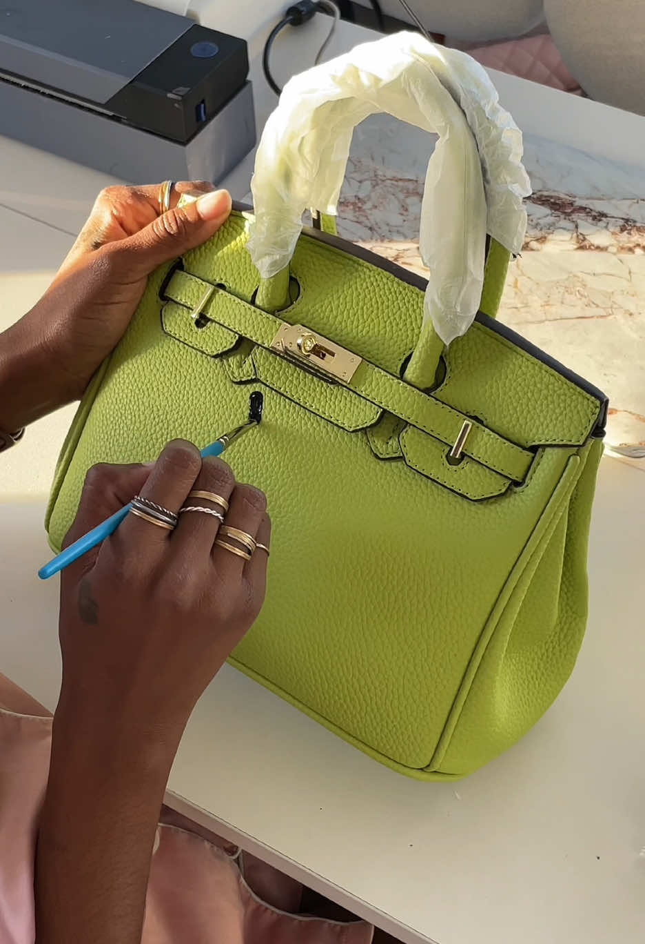 A little oddly satisfying content today 💚 #fy #fyp #oddlysatisfying #birkin #handpainted 