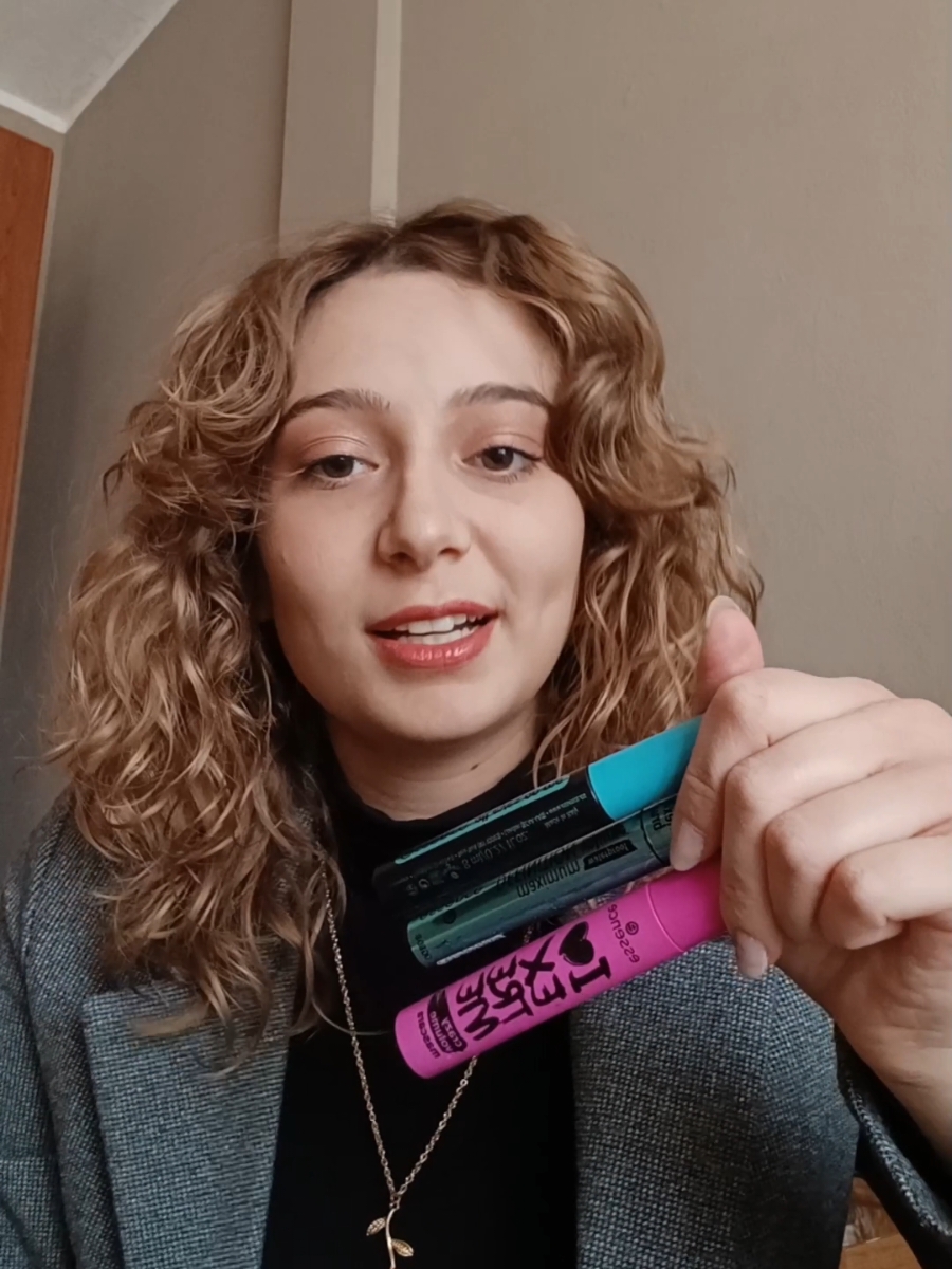 La mia TOP 3 dei mascara della Essence 👀 Quotidianamente utilizzo i mascara della Essence e avendone già provati molti, sono arrivata a stipulare la mia top 3! 🥰 1) Essence ~ mascara 