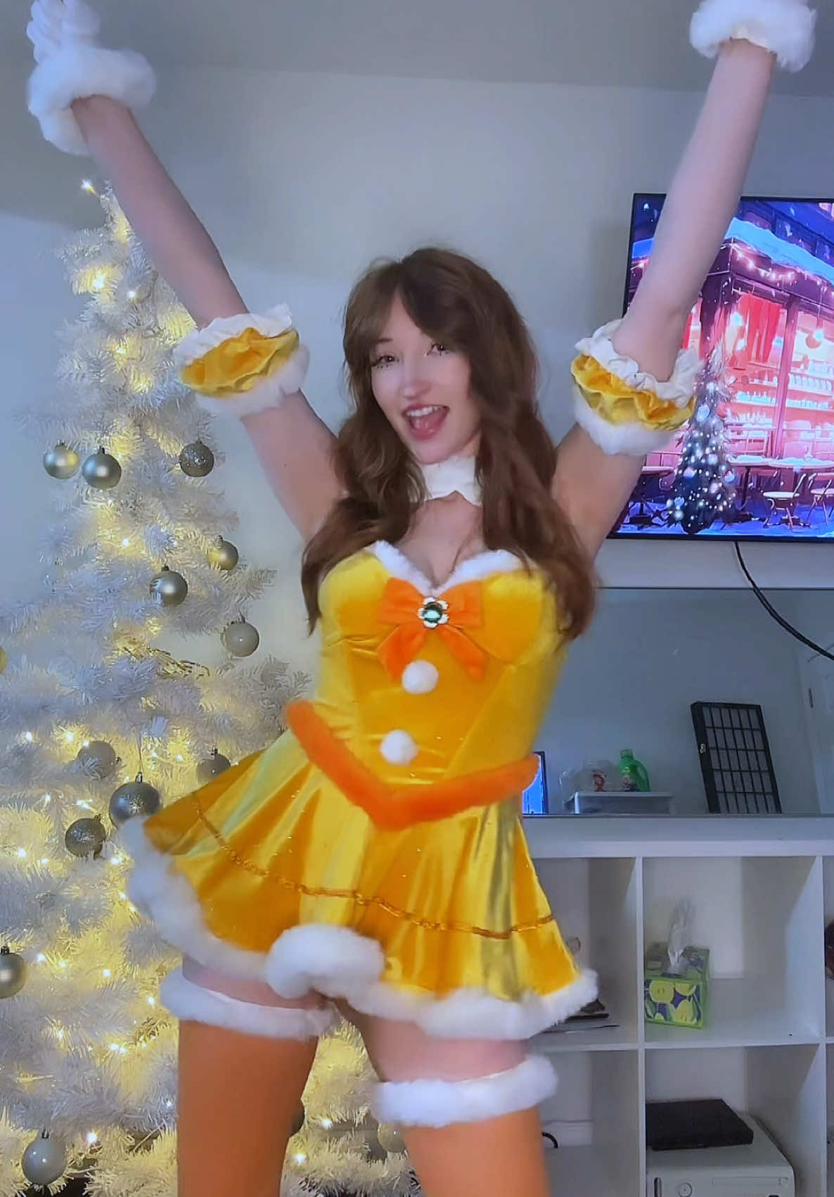 Dance break with Daisy 💛🎄  #princessdaisy #princessdaisycosplay #xmascosplay #christmas 