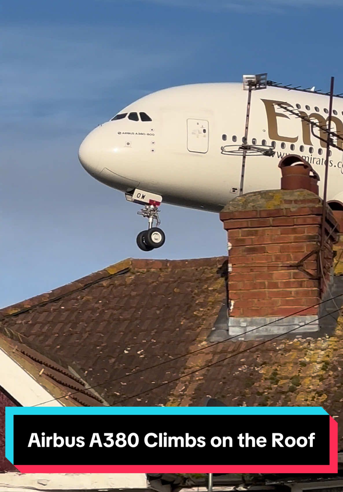 Airbus A380 climbs on the roof! 😱✈️ #emirates #airbus #airbusa380 #aviation #airplane #landing #airport #heathrow #avgeek #landing #fyp