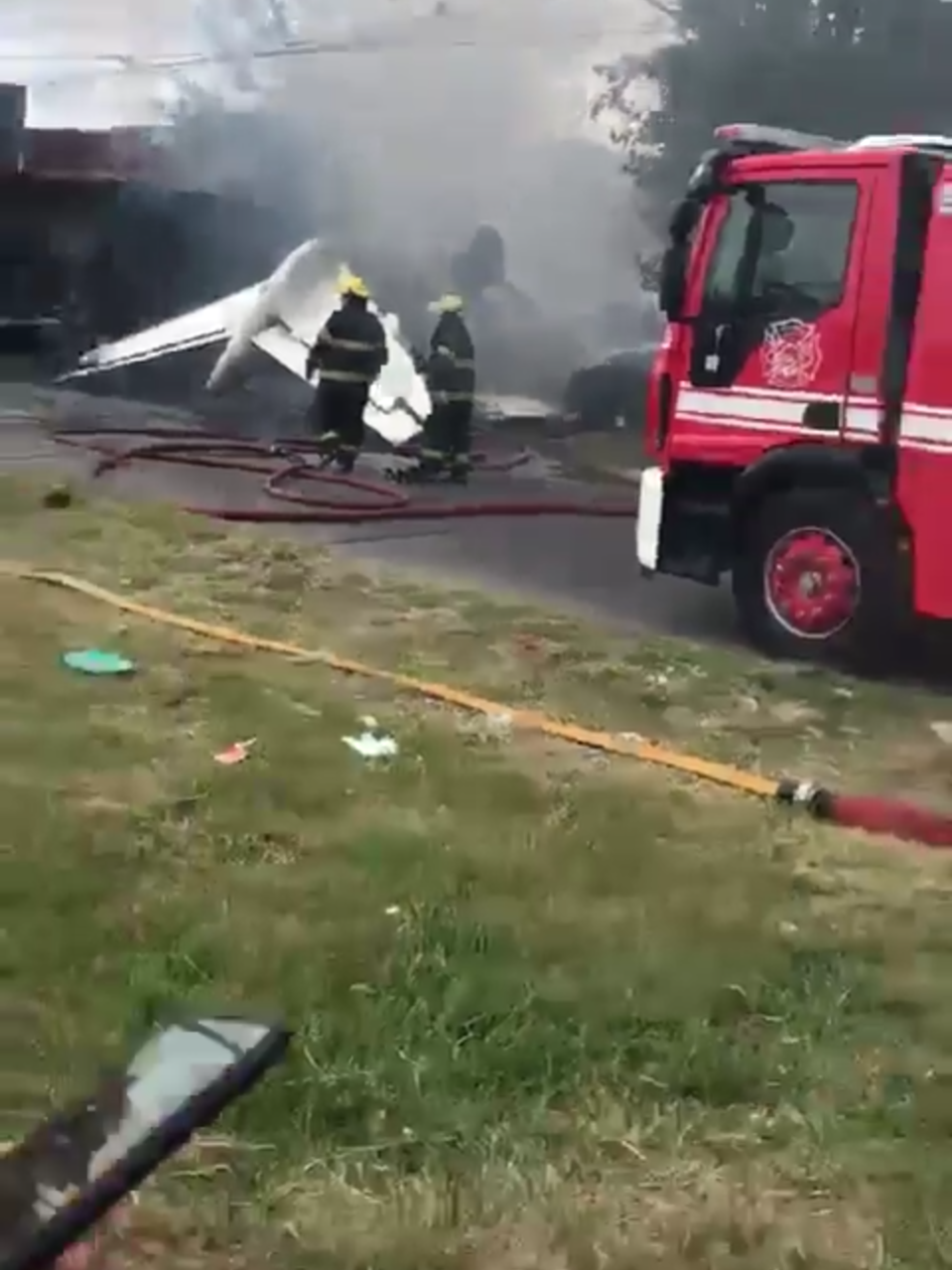 Un avión privado se despistó este mediodía cuando intentaba aterrizar en el aeropuerto de San Fernando y se prendió fuego luego de impactar en una zona de viviendas. Confirmaron la muerte tanto del piloto como del copiloto a bordo.  La aeronave involucrada es un Challenger 300, matrícula LV-GOK, perteneciente a la familia de Jorge Brito -dueño de Banco Macro y presidente de River- que volvía a Buenos Aires luego de realizar un viaje a Punta del Este.  #urgente😱🔴 #choque #avion #sanfernando #puntadeleste #llamas #fuego #cayoavion 