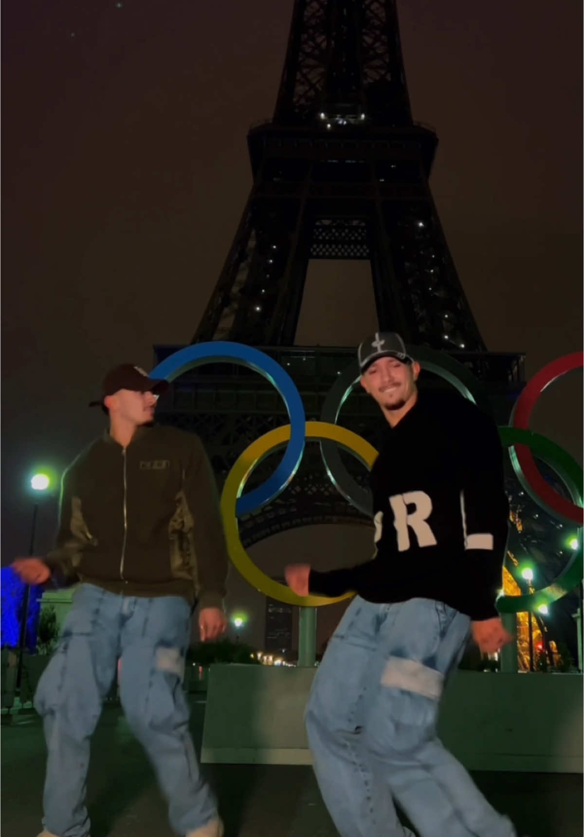 Practincing the DOOGIE under the eiffel tower. @KAPORAL #danse #public #bilelxsacha #viral #pourtoi #jumeaux #boucle 