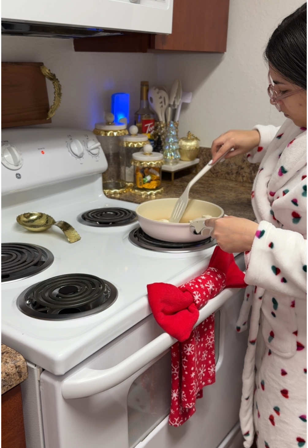 Romantiza tu día ,cambia el mood de una mañana cotidiana por una más especial Vlog mañanero #1  #bata #batadecasa #batadebaño #acogedora #fyp #shopping #homemade #ropa #inspire 